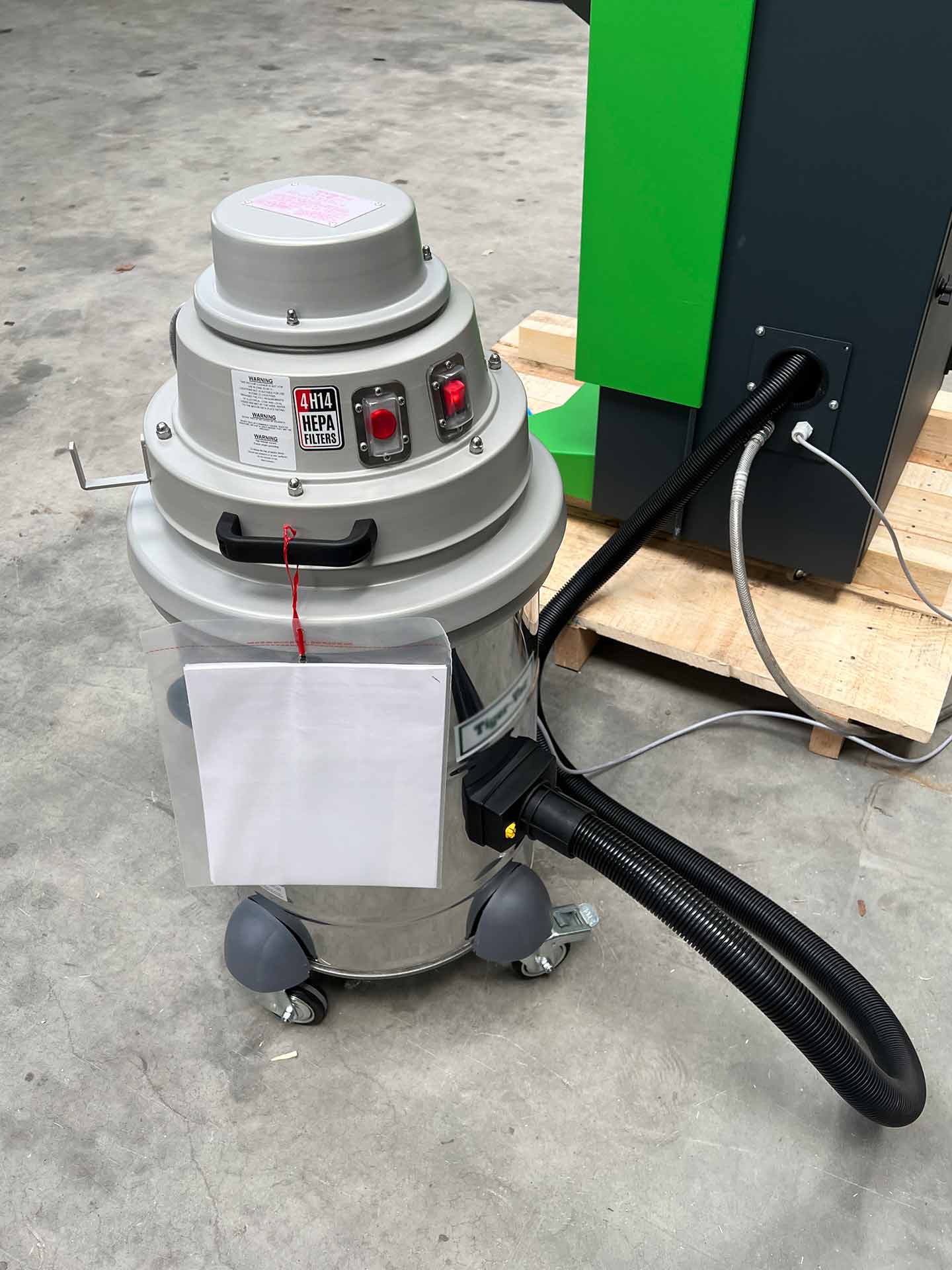 BAM03 EX surface finishing cabinet with ATEX vacuum cleaner